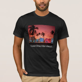 海ドライブ- Miami BeachのスカイラインのTシャツ Tシャツ