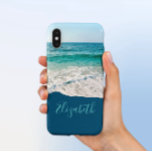 海ビーチショアパーソナライズされたブルー iPhone XSケース<br><div class="desc">海ビーチ美しい青とアクアの海の風景の海岸。あなたの名前またはモノグラムでパーソナライズする準備ができている。熱帯ビーチ水の沿岸の白い砂の色はカスタマイズ、任意の色に変更することができます。フォントファンシースタイル、サイズ、および色は変更または削除できる。写真：素晴らし Mink Mingle on Unsplash写真操作byアイロニーデザイン。</div>