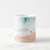海ビーチ波とピンクの砂の写真を航海の見る コーヒーマグカップ (中央)