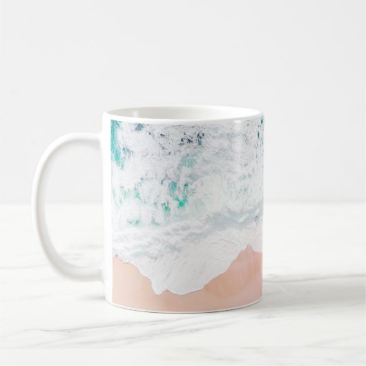 海ビーチ波とピンクの砂の写真を航海の見る コーヒーマグカップ (左)