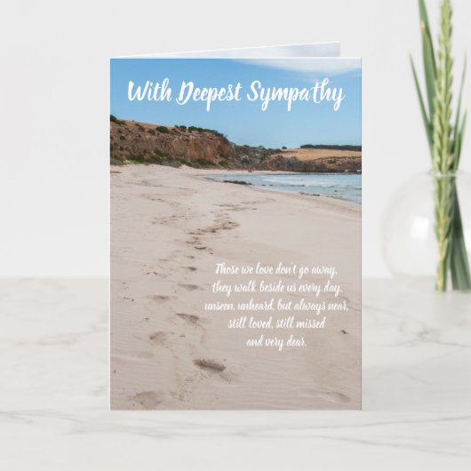 海ビーチ砂の中に足跡を持つ悔やみや弔慰 カード (正面)