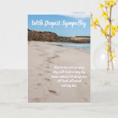 海ビーチ砂の中に足跡を持つ悔やみや弔慰 カード (黄色い花)