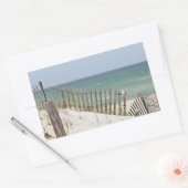 海フェンスを通したビーチビュー 長方形シール (封筒)