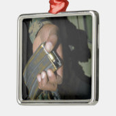 海上で弾薬を空白の弾く メタルオーナメント (左)