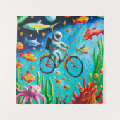 海上で自転車に乗る宇宙飛行士カラフル タペストリー (正面)