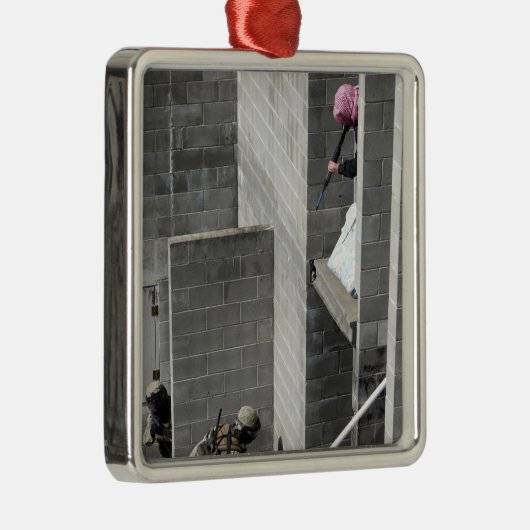 海上と役割遊の敵の攻撃者 メタルオーナメント (右)