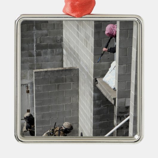 海上と役割遊の敵の攻撃者 メタルオーナメント (正面)