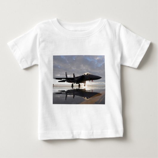 海上のジェット戦闘機 ベビーTシャツ (正面)