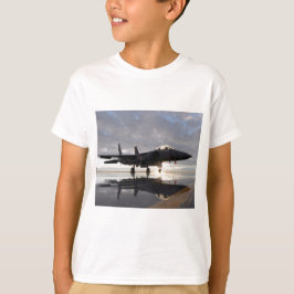 海上のジェット戦闘機 Tシャツ
