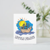 海上の帆船に乗る小さな海賊の幼児 ポストカード (スタンド正面)