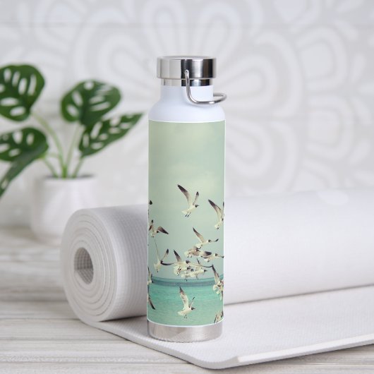 海上飛んでいるのカモメの群れ。 ウォーターボトル (ヨガ)