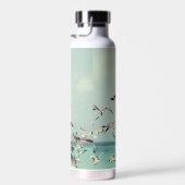 海上飛んでいるのカモメの群れ。 ウォーターボトル (右面)