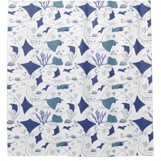 海中の青と白のエイ シャワーカーテン (正面)