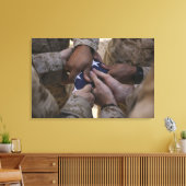 海兵隊がアメリカ国旗を折る キャンバスプリント (インサイチュ (リビング))