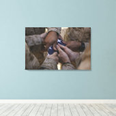 海兵隊がアメリカ国旗を折る キャンバスプリント (インサイチュ (ウッドフロア))