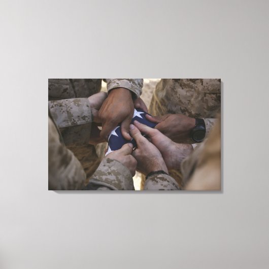 海兵隊がアメリカ国旗を折る キャンバスプリント (正面)