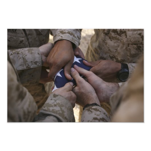 海兵隊がアメリカ国旗を折る フォトプリント            (正面)