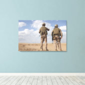 海兵隊が地平線上を偵察して反乱活動を行う キャンバスプリント (インサイチュ (ウッドフロア))