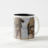 海兵隊が地平線上を偵察して反乱活動を行う ツートーンマグカップ (正面右)