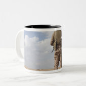 海兵隊が地平線上を偵察して反乱活動を行う ツートーンマグカップ (正面左)