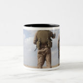 海兵隊が地平線上を偵察して反乱活動を行う ツートーンマグカップ (中央)