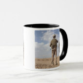 海兵隊が地平線上を偵察して反乱活動を行う マグカップ (正面右)