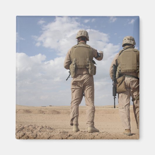 海兵隊が地平線上を偵察して反乱活動を行う マグネット (正面)