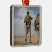 海兵隊が地平線上を偵察して反乱活動を行う メタルオーナメント (右)