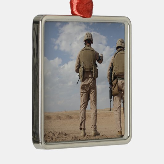 海兵隊が地平線上を偵察して反乱活動を行う メタルオーナメント (右)