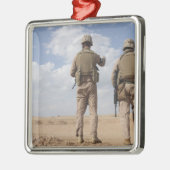 海兵隊が地平線上を偵察して反乱活動を行う メタルオーナメント (左)