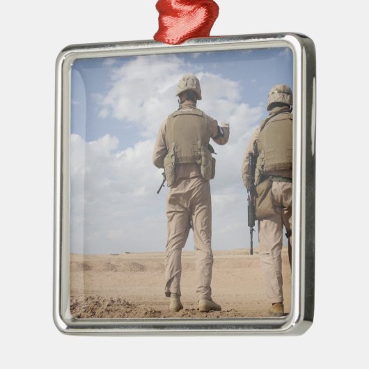 海兵隊が地平線上を偵察して反乱活動を行う メタルオーナメント (左)