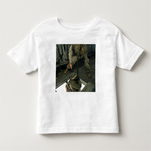 海兵隊が海兵仲間を地獄へ落とす トドラーTシャツ (正面)