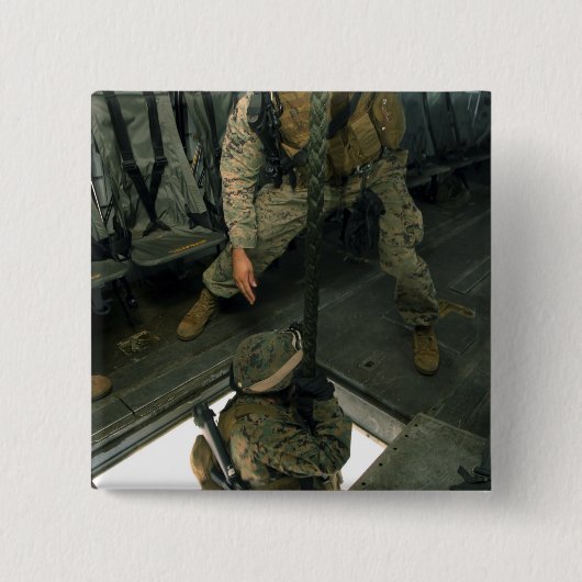 海兵隊が海兵仲間を地獄へ落とす 缶バッジ (正面)