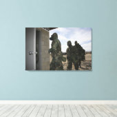 海兵隊と海兵隊がガス室に入る キャンバスプリント (インサイチュ (ウッドフロア))