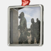 海兵隊と海兵隊がガス室に入る メタルオーナメント (左)