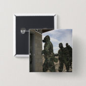 海兵隊と海兵隊がガス室に入る 缶バッジ (正面&裏面)