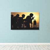 海兵隊の火災9mmハンドガン キャンバスプリント (インサイチュ (ウッドフロア))