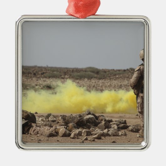 海兵隊は安全を提供する メタルオーナメント (正面)