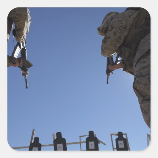 海兵隊は砲撃中に雑誌を変更する スクエアシール (正面)