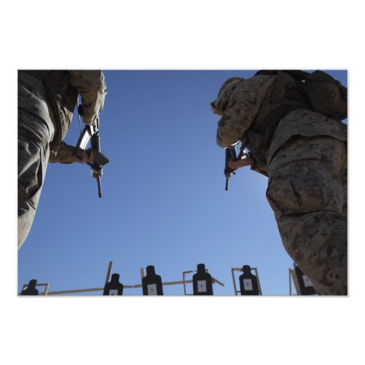 海兵隊は砲撃中に雑誌を変更する フォトプリント            (正面)