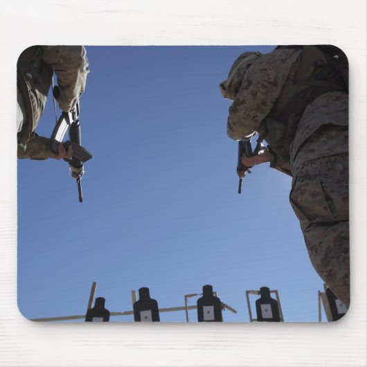 海兵隊は砲撃中に雑誌を変更する マウスパッド (正面)