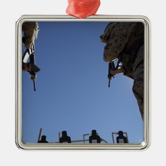 海兵隊は砲撃中に雑誌を変更する メタルオーナメント (正面)