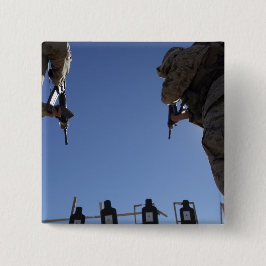 海兵隊は砲撃中に雑誌を変更する 缶バッジ (正面)