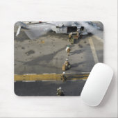 海兵隊はMH-60Sに搭乗する準備をする マウスパッド (マウス)