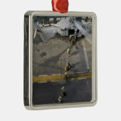 海兵隊はMH-60Sに搭乗する準備をする メタルオーナメント (右)