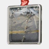 海兵隊はMH-60Sに搭乗する準備をする メタルオーナメント (左)