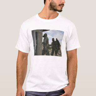 海兵隊員および船員はガス室にファイルします Tシャツ