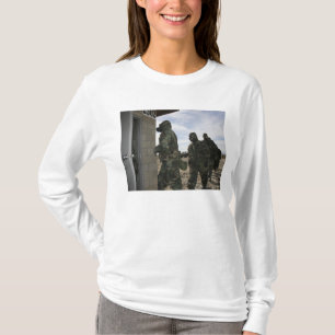 海兵隊員および船員はガス室にファイルします Tシャツ