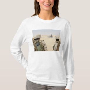 海兵隊員および船員 Tシャツ