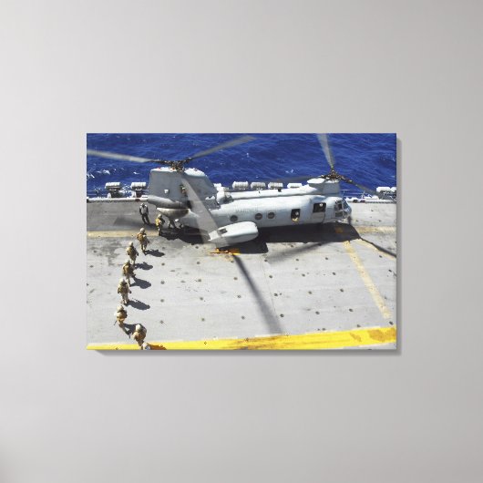 海兵隊員がCH-46Eシーナイトヘリコプターに乗る キャンバスプリント (正面)
